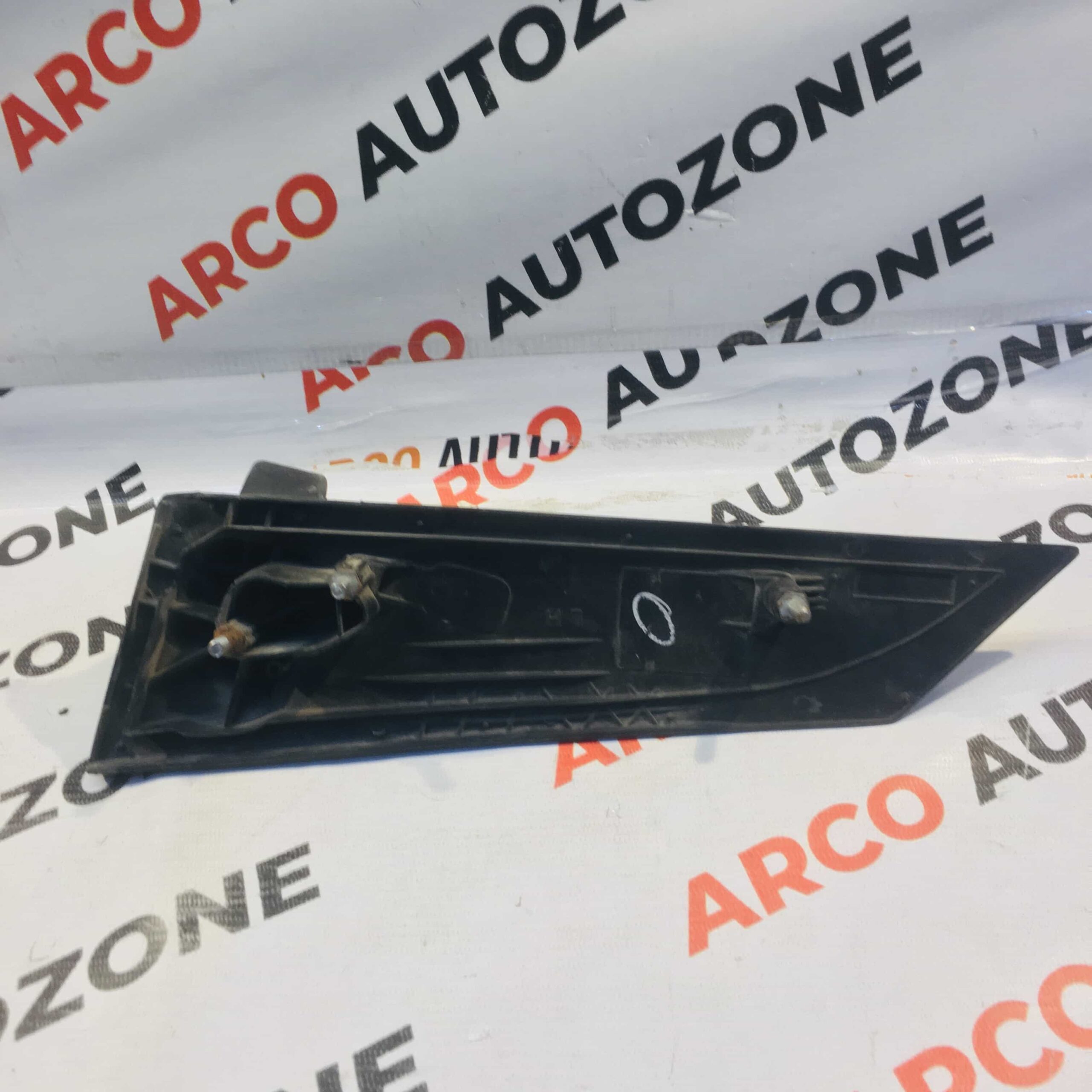 SIDE GLASS BRACKET INNOVA LH IMP NE