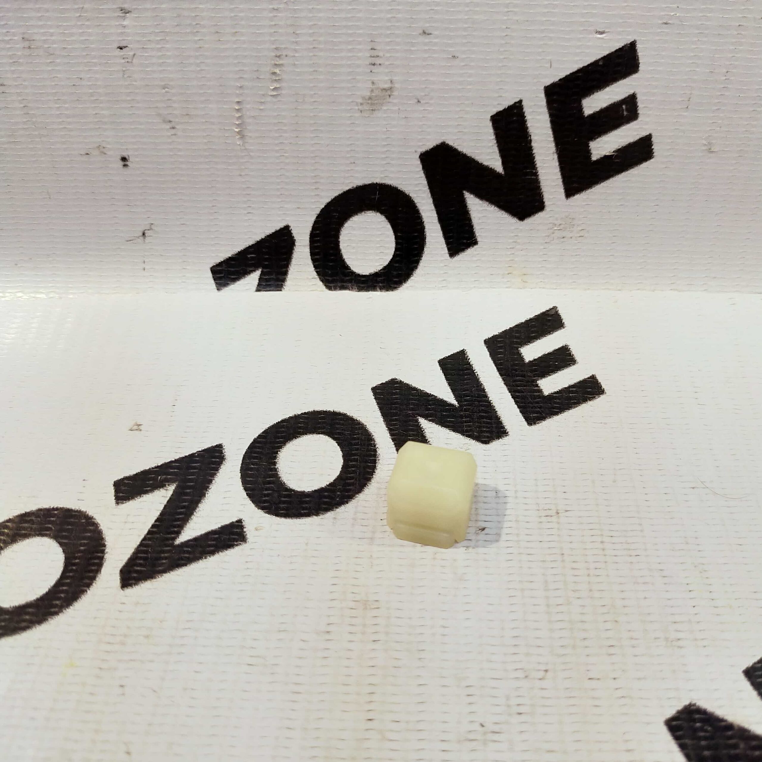 GEAR LEVER BUSH EON PLASTIC HYU 437614N100